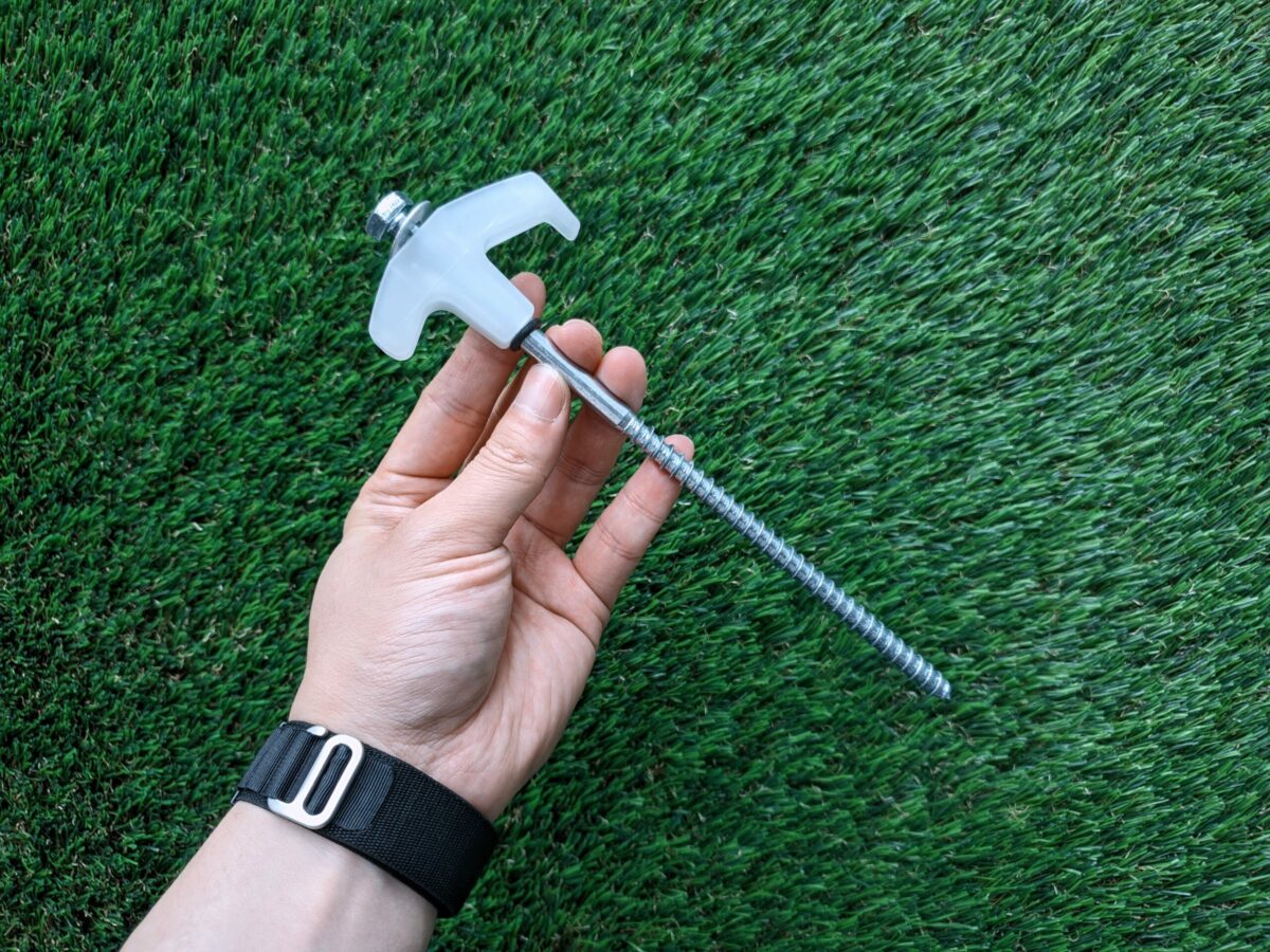 Luminous Galvanised Screw In Pegs With Carry Case 15pc